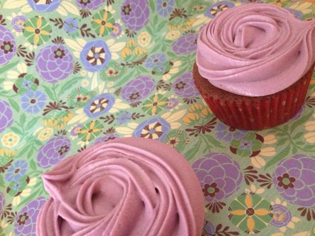 Cupcakes de chocolate y violetas (y café con mi amiga mas vieja)