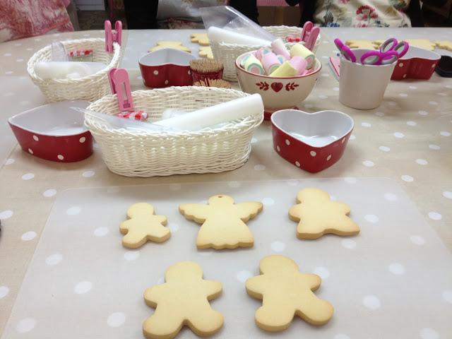 Curso de galletas en una casa de muñecas