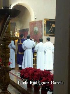 Solemnidad y asistencia multitudinaria en la bendición del Simpecado de la Divina Pastora en Arahal