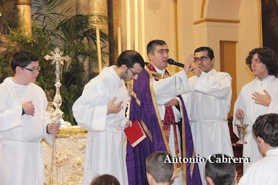 Solemnidad y asistencia multitudinaria en la bendición del Simpecado de la Divina Pastora en Arahal