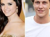 Selena Gómez vista mano Luke Bracey fiesta Globos