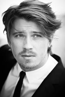 EL ACTOR GARRET HEDLUND, FICHA YVES SAINT LAURENT
