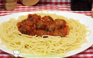Receta de espaguetis con albóndigas de pollo y salsa de tomate