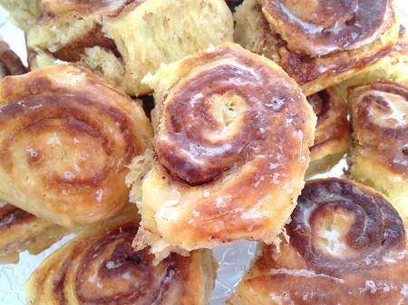 rollos de canela tipo ikea receta rollos de canela glaseados rollos de canela con levadura fresca de panadero rollos de canela con levadura de panadero recetas sencillas con levadura fresca y canela recetas fáciles de bollería recetas delikatissen recetas de rollos de canela recetas de postres nórdicas recetas de bollería con canela recetas danesas postres nórdicos postres escandinavos glaseado de azúcar glas dulces para desayuno y meriendas recetas dulces nórdicos dulces escandinavos bollería casera recetas blog de repostería blog de recetas nórdicas 