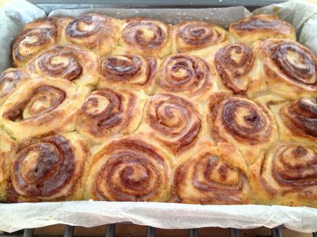 rollos de canela tipo ikea receta rollos de canela glaseados rollos de canela con levadura fresca de panadero rollos de canela con levadura de panadero recetas sencillas con levadura fresca y canela recetas fáciles de bollería recetas delikatissen recetas de rollos de canela recetas de postres nórdicas recetas de bollería con canela recetas danesas postres nórdicos postres escandinavos glaseado de azúcar glas dulces para desayuno y meriendas recetas dulces nórdicos dulces escandinavos bollería casera recetas blog de repostería blog de recetas nórdicas 