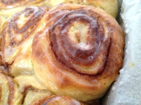 rollos de canela tipo ikea receta rollos de canela glaseados rollos de canela con levadura fresca de panadero rollos de canela con levadura de panadero recetas sencillas con levadura fresca y canela recetas fáciles de bollería recetas delikatissen recetas de rollos de canela recetas de postres nórdicas recetas de bollería con canela recetas danesas postres nórdicos postres escandinavos glaseado de azúcar glas dulces para desayuno y meriendas recetas dulces nórdicos dulces escandinavos bollería casera recetas blog de repostería blog de recetas nórdicas 