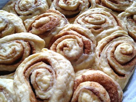 rollos de canela tipo ikea receta rollos de canela glaseados rollos de canela con levadura fresca de panadero rollos de canela con levadura de panadero recetas sencillas con levadura fresca y canela recetas fáciles de bollería recetas delikatissen recetas de rollos de canela recetas de postres nórdicas recetas de bollería con canela recetas danesas postres nórdicos postres escandinavos glaseado de azúcar glas dulces para desayuno y meriendas recetas dulces nórdicos dulces escandinavos bollería casera recetas blog de repostería blog de recetas nórdicas 