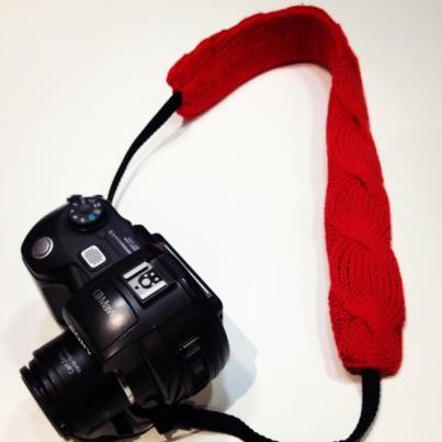 Foto: Una buena idea. A Elena, alumna de las clases de punto, se le ocurrió forrar la correa de la cámara de fotos para un regalito ¿A que queda chula?