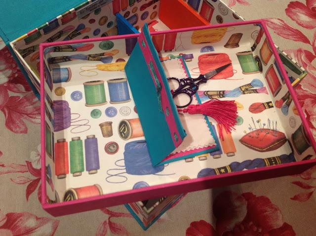 Costurero con bandeja