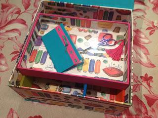 Costurero con bandeja