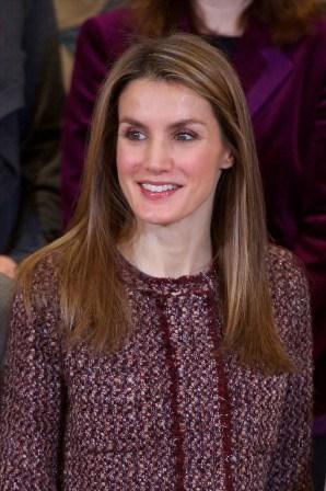 Dña. Letizia recibió a la Asociación Semilla para la Integración Social. Su look
