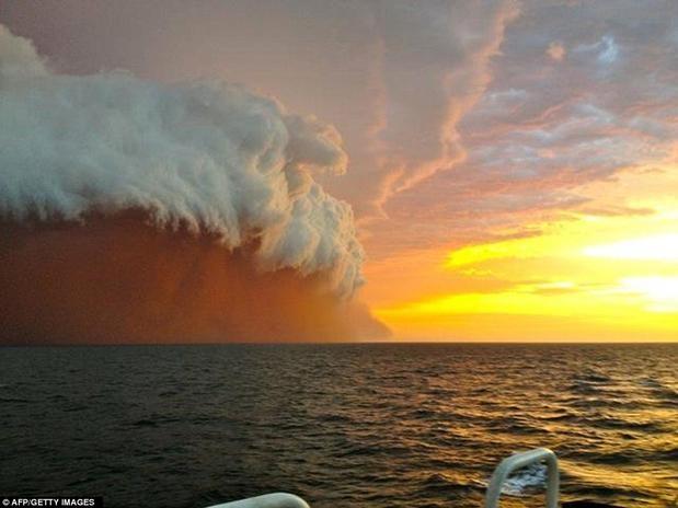  Una enorme pared de arena rojiza proveniente del Océano Índico, golpeó el pueblo de Onslow al noroeste de Australia mientras los residentes se preparan para la temporada de ciclones tropicales.            Foto: Getty Images/AFP