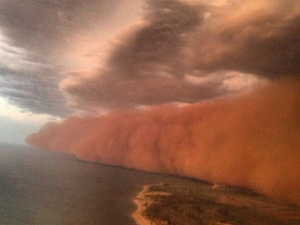  La imponente tormenta de arena roja haciendo su camino desde el océano hasta el pueblo de Onslow en el oeste de Australia.          Foto: Getty Images/AFP