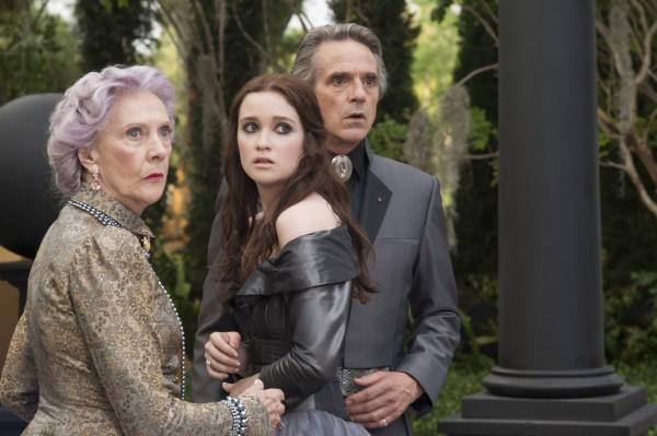 alice-englert-jeremy-irons-beautiful-creatures