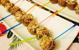 BOLITAS DE DATILES CON ALMENDRAS Y QUESO AZUL BOLITAS DE DATILES CON ALMENDRAS Y QUESO AZUL