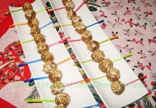 BOLITAS DE DATILES CON ALMENDRAS Y QUESO AZUL BOLITAS DE DATILES CON ALMENDRAS Y QUESO AZUL