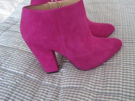 New in fucsia booties
