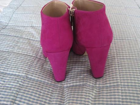 New in fucsia booties