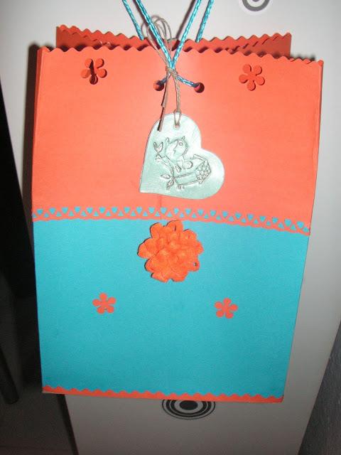 Bolsas de cartulina y colgantes de fimo