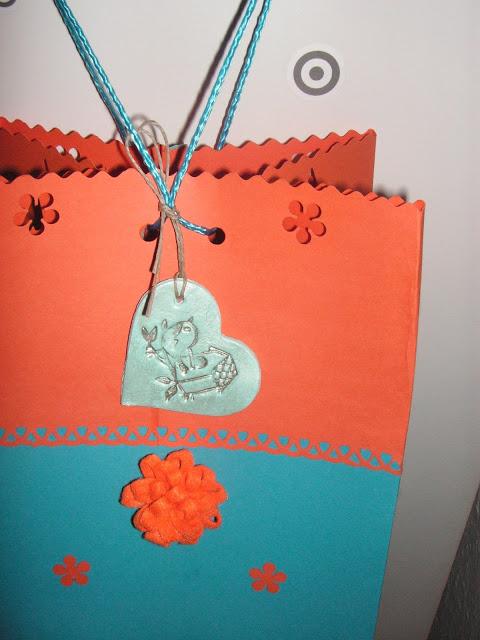 Bolsas de cartulina y colgantes de fimo