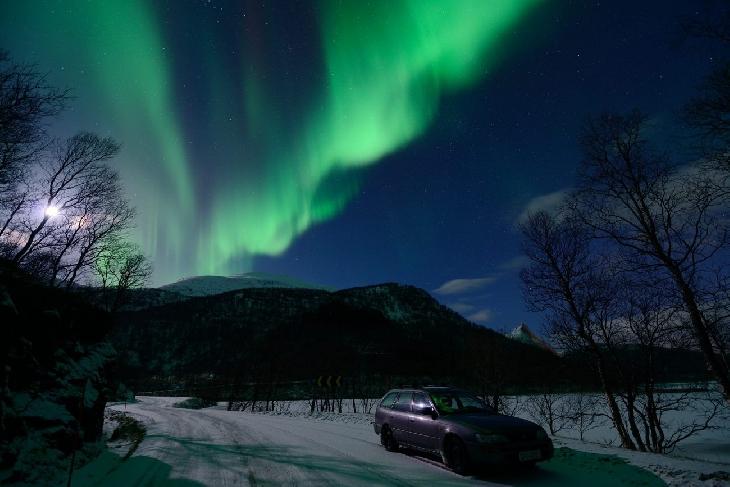 Una eyección de masa coronal alcanzó moderadamente el campo magnético de La Tierra. Fotos de espectaculares auroras