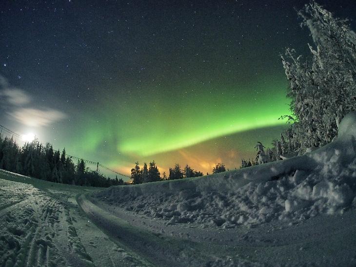 Una eyección de masa coronal alcanzó moderadamente el campo magnético de La Tierra. Fotos de espectaculares auroras