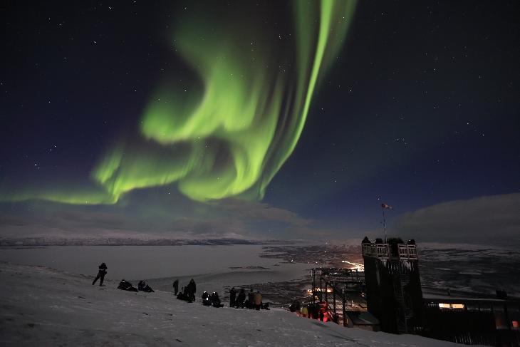 Una eyección de masa coronal alcanzó moderadamente el campo magnético de La Tierra. Fotos de espectaculares auroras