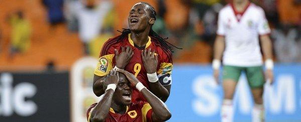 Manucho, con el dorsal '9', lamenta un ocasión fallida con Angola ante Marruecos.