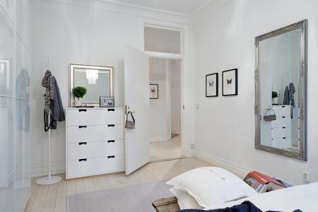 tendencias decoración interiores 2013 tendencias deco 2013 blanco negro suelo espigado madera suelo baldosas hidraúlicas sillas 7 fritz hansen arne jacobsen silla mariposa cuero negro silla eames eiffel negra muebles de ikea moldura en el techo lámparas de diseño estanterías de metal eames rocking chair blanca diseño hogar diseño de interiores decoración nórdica decoración habitación infantil decoración estilo nórdico decoración escandinava decoración en blanco y negro decoración en blanco decoración de interiores decoración blanco y negro cuadro sueco ojos cocinas modernas cocinas blancas chandelier cálido papel de pared blog interiorismo blog interiores blog estilo nórdico blog decoración artículos hogar ikea alfombra blanco negro gris 