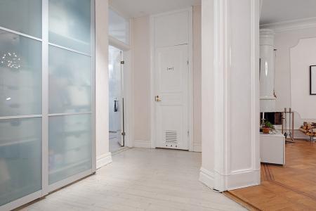 tendencias decoración interiores 2013 tendencias deco 2013 blanco negro suelo espigado madera suelo baldosas hidraúlicas sillas 7 fritz hansen arne jacobsen silla mariposa cuero negro silla eames eiffel negra muebles de ikea moldura en el techo lámparas de diseño estanterías de metal eames rocking chair blanca diseño hogar diseño de interiores decoración nórdica decoración habitación infantil decoración estilo nórdico decoración escandinava decoración en blanco y negro decoración en blanco decoración de interiores decoración blanco y negro cuadro sueco ojos cocinas modernas cocinas blancas chandelier cálido papel de pared blog interiorismo blog interiores blog estilo nórdico blog decoración artículos hogar ikea alfombra blanco negro gris 