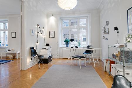 tendencias decoración interiores 2013 tendencias deco 2013 blanco negro suelo espigado madera suelo baldosas hidraúlicas sillas 7 fritz hansen arne jacobsen silla mariposa cuero negro silla eames eiffel negra muebles de ikea moldura en el techo lámparas de diseño estanterías de metal eames rocking chair blanca diseño hogar diseño de interiores decoración nórdica decoración habitación infantil decoración estilo nórdico decoración escandinava decoración en blanco y negro decoración en blanco decoración de interiores decoración blanco y negro cuadro sueco ojos cocinas modernas cocinas blancas chandelier cálido papel de pared blog interiorismo blog interiores blog estilo nórdico blog decoración artículos hogar ikea alfombra blanco negro gris 