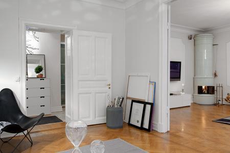 tendencias decoración interiores 2013 tendencias deco 2013 blanco negro suelo espigado madera suelo baldosas hidraúlicas sillas 7 fritz hansen arne jacobsen silla mariposa cuero negro silla eames eiffel negra muebles de ikea moldura en el techo lámparas de diseño estanterías de metal eames rocking chair blanca diseño hogar diseño de interiores decoración nórdica decoración habitación infantil decoración estilo nórdico decoración escandinava decoración en blanco y negro decoración en blanco decoración de interiores decoración blanco y negro cuadro sueco ojos cocinas modernas cocinas blancas chandelier cálido papel de pared blog interiorismo blog interiores blog estilo nórdico blog decoración artículos hogar ikea alfombra blanco negro gris 