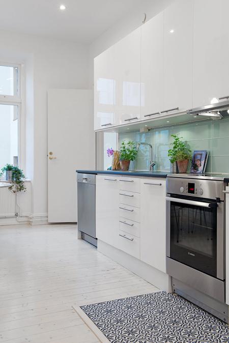 tendencias decoración interiores 2013 tendencias deco 2013 blanco negro suelo espigado madera suelo baldosas hidraúlicas sillas 7 fritz hansen arne jacobsen silla mariposa cuero negro silla eames eiffel negra muebles de ikea moldura en el techo lámparas de diseño estanterías de metal eames rocking chair blanca diseño hogar diseño de interiores decoración nórdica decoración habitación infantil decoración estilo nórdico decoración escandinava decoración en blanco y negro decoración en blanco decoración de interiores decoración blanco y negro cuadro sueco ojos cocinas modernas cocinas blancas chandelier cálido papel de pared blog interiorismo blog interiores blog estilo nórdico blog decoración artículos hogar ikea alfombra blanco negro gris 