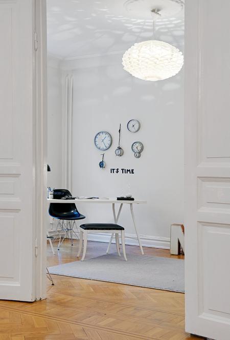 tendencias decoración interiores 2013 tendencias deco 2013 blanco negro suelo espigado madera suelo baldosas hidraúlicas sillas 7 fritz hansen arne jacobsen silla mariposa cuero negro silla eames eiffel negra muebles de ikea moldura en el techo lámparas de diseño estanterías de metal eames rocking chair blanca diseño hogar diseño de interiores decoración nórdica decoración habitación infantil decoración estilo nórdico decoración escandinava decoración en blanco y negro decoración en blanco decoración de interiores decoración blanco y negro cuadro sueco ojos cocinas modernas cocinas blancas chandelier cálido papel de pared blog interiorismo blog interiores blog estilo nórdico blog decoración artículos hogar ikea alfombra blanco negro gris 