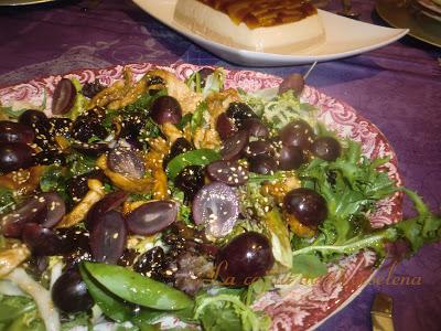 Ensalada templada de pollo, uvas y ciruelas pasas