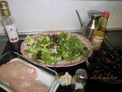 Ensalada templada de pollo, uvas y ciruelas pasas