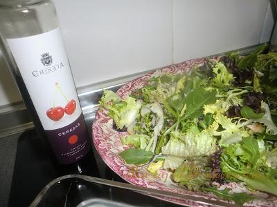 Ensalada templada de pollo, uvas y ciruelas pasas