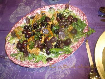 Ensalada templada de pollo, uvas y ciruelas pasas