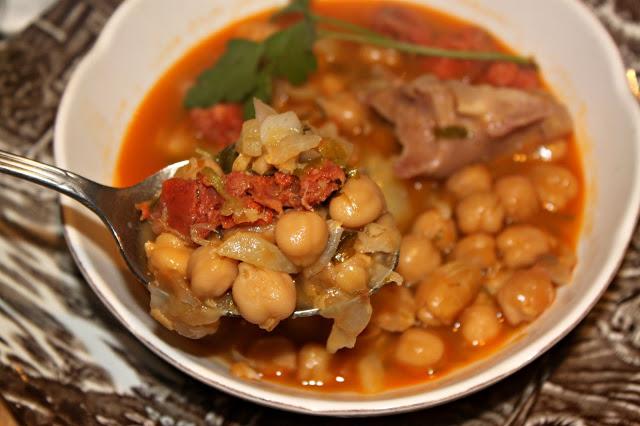 BRRR ...QUE FRIO ¡¡¡ POTAJE DE GARBANZOS CON MORRO DE TERNERA Y SOFRITO DE TOMATE !!!