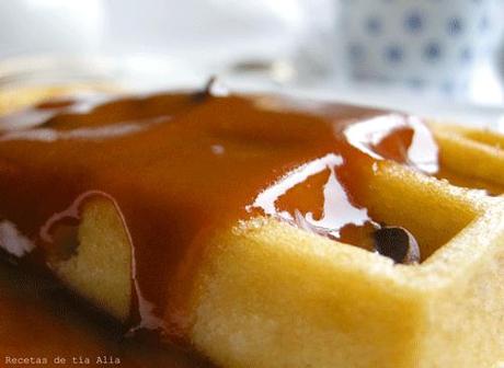 Gofres de plátano y caramelo