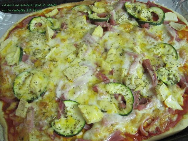 Pizza de jamón, quesos y calabacín