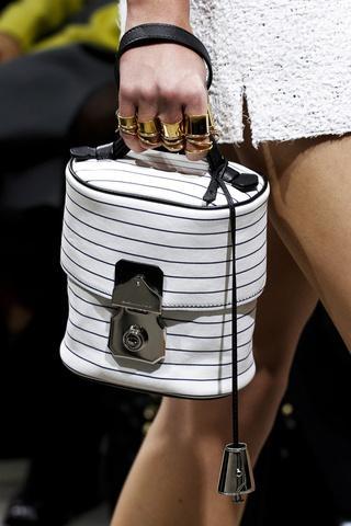 Balenciaga - Detalles