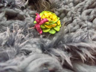 Clavillo con forma de flor y mariposa