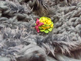 Clavillo con forma de flor y mariposa