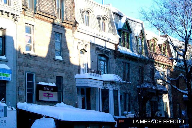 La Rue St-Denis.  Para caminar y comer.