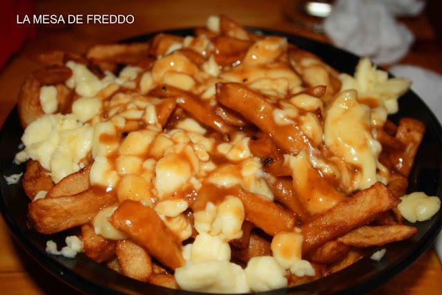 La Poutine.  El plato tradicional canadiense.