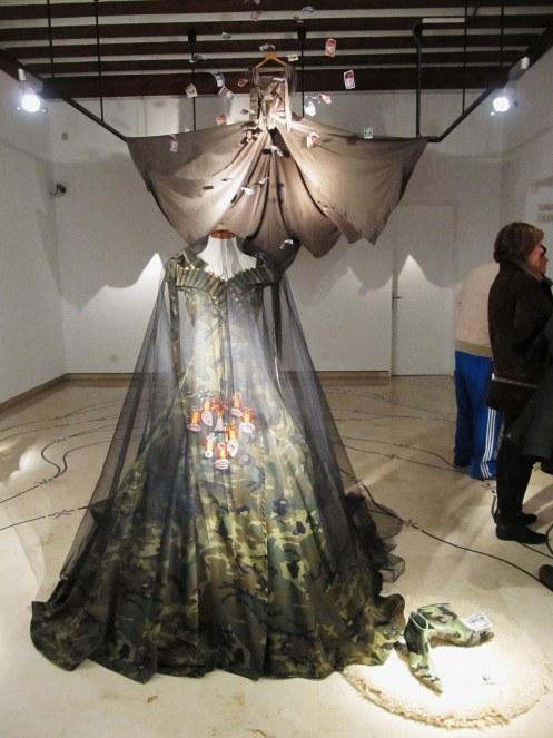 Novia a la defensiva.Instalación.Maniquí, tela, madera