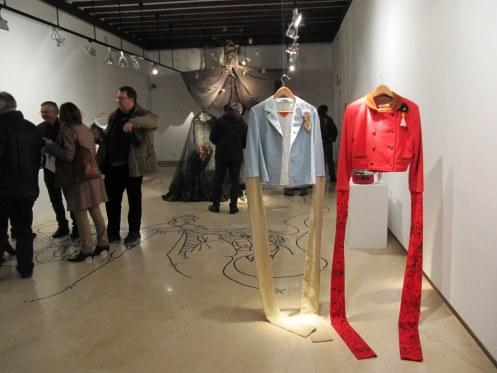 Manual de instrucciones. Dos chaquetas de fuerza femeninas, tela, madera, metalTamaño natural.