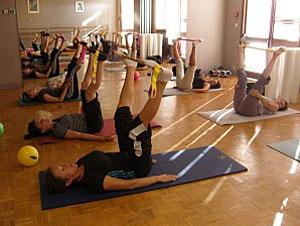 Ejercicio pilates para caderas y piernas con banda elástica