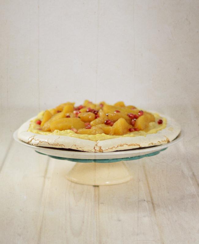 Pavlova con pera, manzana y granada